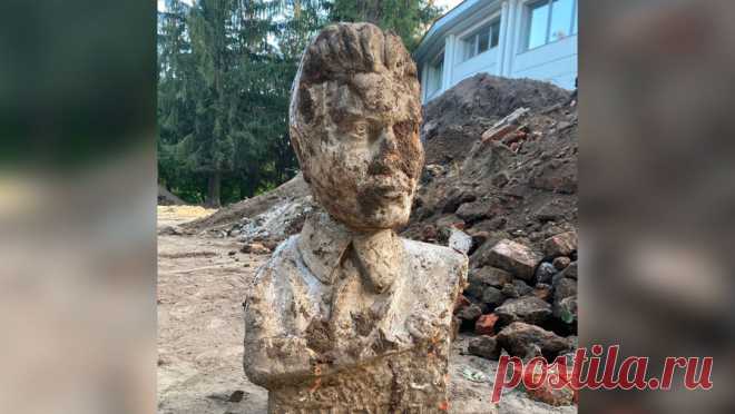 В орловском городском парке выкопали бюст наркома Ежова. В городском парке Орла выкопали хорошо сохранившийся бюст советского народного комиссара Николая Ежова. Об этом сообщает портал "Орелtimes". По данным портала, бюст наркома советского генсека Иосифа Сталина обнаружили во время ...