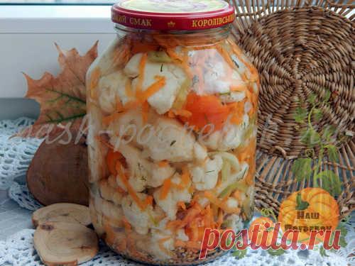 Мы любим похрустеть зимой маринованной цветной капустой. Я всегда закатываю ее на зиму по этому рецепту. Он простой, а закуска получается очень вкусная.
