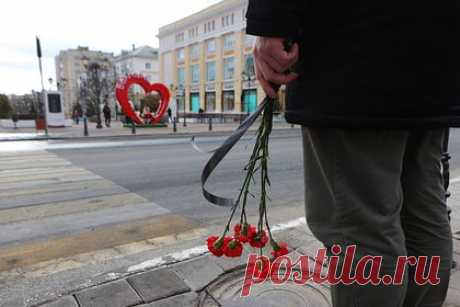 Мэр Белгорода призвал жителей не выкладывать фото и видео обстрелов. Мэр Белгорода Валентин Демидов призвал жителей не выкладывать в соцсети фото и видео с последствиями обстрелов города. Он пояснил, что от этого зависит безопасность граждан. «Публикуя такой контент, вы должны быть готовы разделить ответственность за следующие прилеты и возможные трагические ситуации», — предупредил он