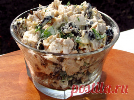 Салат с черносливом, курицей, сыром и яйцами