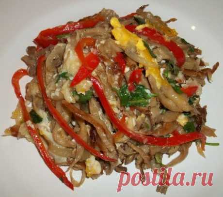 Вешенки с яйцами и болгарским перцем.