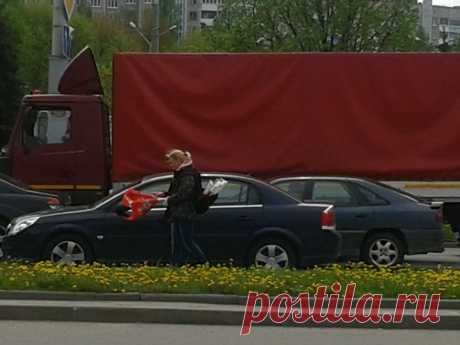 В МИНСКЕ РАЗДАЮТ ФЛАГИ СССР (фото, видео) https://minskblog-minskblog.blogspot.com/2015/05/blog-post.html