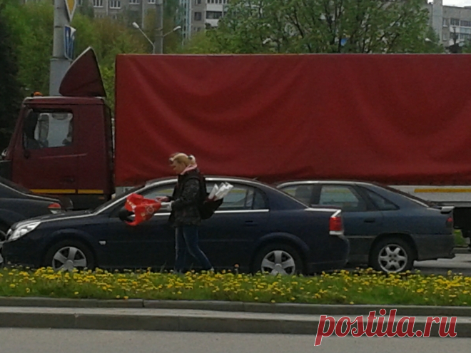 В МИНСКЕ РАЗДАЮТ ФЛАГИ СССР (фото, видео) http://minskblog-minskblog.blogspot.com/2015/05/blog-post.html