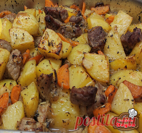 Ужин из картошки и мяса.

 Ингредиенты

свинина - 400 гр.
картофель - 1 кг
морковь - 250 гр.
лук репчатый - 200 гр.
чеснок - 5-6 зубчиков
соль
перец
сушеный базилик - 1 ч.л.
сушеный тимьян - 1/2 ч.л.