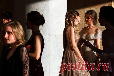 Информацию о проведении выпускного в Кремлевском дворце уточнили. Выпускной в Государственном Кремлевском дворце (ГКД) отменен, а не перенесен на 1 июля. Такое заявление сделал пресс-секретарь ГКД Константин Ярошевский. «Вчера Первый и второй канал ошибочно сказали у себя в эфире, что наш выпускной перенесли вместе с городским в Парке имени Горького», — уточнил он.