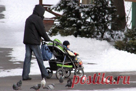 В парке молодой папа толкает коляску, в которой плачет ребенок, и все время повторяет:- Спокойно, Федя! Успокойся, Федя!Мимо идет старушка и замечает:- Ребенок вас не слышит, лучше возьмите его на руки.На что отец отвечает:- Видите ли, Федя это не он, Федя это я! / Новые дети