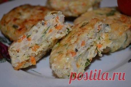 КУРИНЫЕ КОТЛЕТЫ с кабачками и рисом
Кабачки — 200 г
Рис — 100 г
Морковь — 1 шт.
Лук репчатый — 1 шт.
Яйцо куриное — 1 шт.
Зелень — 1 пучок
Соль — по вкусу
Перец черный душистый — по вкусу
Филе куриное — 500 г
Мука пшеничная — по вкусу