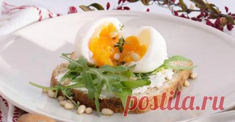 Обычный завтрак городского жителя выглядит примерно так: в одной руке свежая булка с маком, в другой — латте. Это далеко не самая полезная пища, особенно для начала дня. Ведь с самого утра организм должен получить заряд бодрости и энергии. Диетологи перечисляют такие характеристики здорового