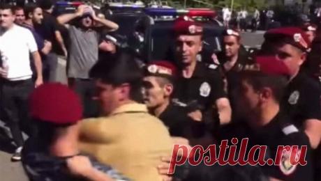 В Армении массово задерживают оппозиционеров. Армянский адвокат Рубен Меликян в соцсети Facebook заявил о массовых задержаниях оппозиционеров в Армении. &quot;Режим начал волну массовых задержаний. Мартуни, Гавар Ванадзор, Уджан, Ереван...&quot;, - написал он. 14 июня стало ...