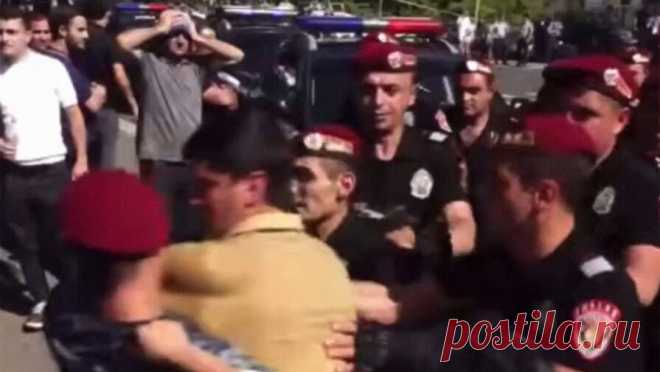 В Армении массово задерживают оппозиционеров. Армянский адвокат Рубен Меликян в соцсети Facebook заявил о массовых задержаниях оппозиционеров в Армении. "Режим начал волну массовых задержаний. Мартуни, Гавар Ванадзор, Уджан, Ереван...", - написал он. 14 июня стало ...