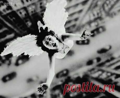 Полёт

Мой ангел, жизнь толкает тебя к пропасти, чтобы ты обрел крылья. 
Зачем ты смотришь грустными глазами в бездну? 
Там ничего нет, смотри вглубь себя. 
Разве жизнь испытывает на прочность слабых? 
Разве она ведет их тернистым путем к обрыву, чтобы открыть перед их взором волшебный горизонт? 
Она ведет за руку только сильных.
Мой ангел, тот горизонт - для твоих крыльев, которые ты еще не почувствовал, 
хоть и знаешь, что был с ними рожден. 
Как вода с помощью времени о...