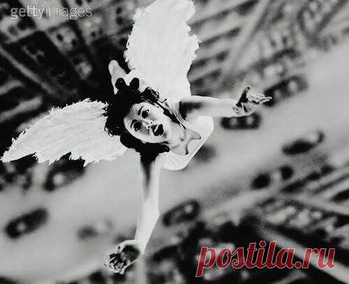 Полёт

Мой ангел, жизнь толкает тебя к пропасти, чтобы ты обрел крылья. 
Зачем ты смотришь грустными глазами в бездну? 
Там ничего нет, смотри вглубь себя. 
Разве жизнь испытывает на прочность слабых? 
Разве она ведет их тернистым путем к обрыву, чтобы открыть перед их взором волшебный горизонт? 
Она ведет за руку только сильных.
Мой ангел, тот горизонт - для твоих крыльев, которые ты еще не почувствовал, 
хоть и знаешь, что был с ними рожден. 
Как вода с помощью времени о...