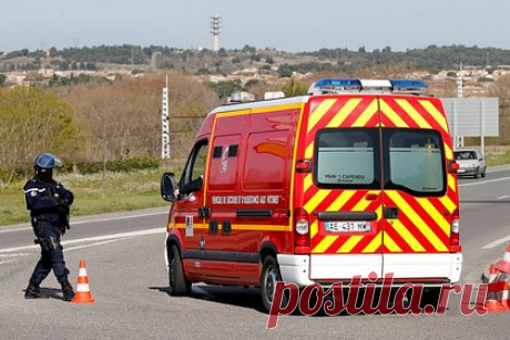 Шестеро детей получили ранения в результате нападения с ножом во Франции. Семь человек, в том числе шестеро детей, получили ранения в результате нападения с ножом в городе Анси во Франции. Неизвестный атаковал людей в парке у озера. Уточняется, что он является беженцем из Сирии. Мотивы злоумышленника пока не установлены. Службы спасения оказывают помощь пострадавшим гражданам.