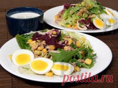 Легкий салат с тунцом. Легкий и свежий, но при этом питательный салат с консервированным тунцом или сардиной. Идеально подойдет как для повседневного питания, так и для праздничного стола.