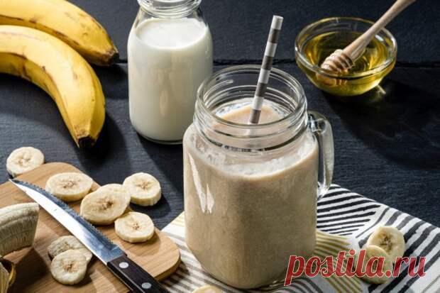 15 быстрых рецептов молочного коктейля с бананом - Будет вкусно - 2 января - 43944523740 - Медиаплатформа МирТесен Банан – просто идеальная основа для приготовления молочных коктейлей. Он одновременно дает сладость и текстуру, и при этом не будет слишком приторным. Еще банан хорошо сочетается с самыми разнообразными ингредиентами, поэтому мы собрали для тебя большую подборку рецептов! 1. Молочный коктейль с - 2 января - 43944523740 - Медиаплатформа МирТесен