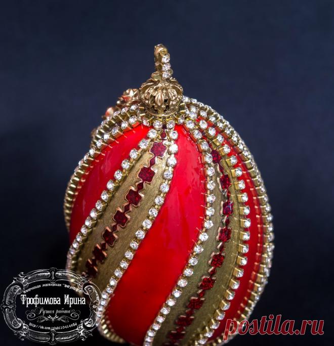 пасхальные яйца по мотивам работ Фаберже(молды, контурные стикеры, стразовая лента, эмаль, на зеленом яйце-прямой декупаж салфеткой)