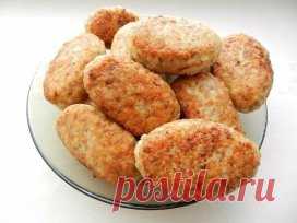 ГРЕЧАНИКИ 🍅 
Мужчины оценят 😉 
ИНГРЕДИЕНТЫ: 
● 500 гр мяса (я использовала филе индейки) 
● 150 гр гречневой крупы 
● 2 яйца 
● 2 луковицы 
● 200 гр томатного соуса 
● соль, перец - по вкусу 
● мука для панировки 
● растительное масло для обжаривания 
ПРИГОТОВЛЕНИЕ: 
1. Гречневую крупу перебрать, вымыть. Всыпать в кипящую подсоленную воду и отварить до готовности. Остудить. 
2. Мясо пропустить через мясорубку с одной луковицей. 
3. Добавить в фарш яйца, соль и перец по вкусу, тщательно вымес