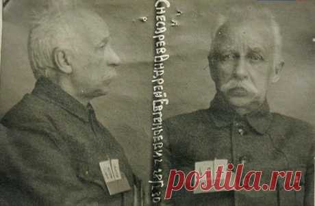 11 июня 1937 года была приговорена к расстрелу группу военных во главе с маршалом Михаилом Тухачевским. Это сфабрикованное дело станет началом массовых чисток в руководстве Красной Армии. На процессе каждый из фигурантов каялся и извинялся, однако никого это не спасло от расстрела.