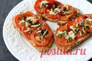 Бутерброды с сыром, чесноком и помидорами