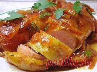 Сосиски в капусте. Новые голубцы. Вкусно и не обычно
Просто, быстро, вкусно-о-о!!! 
Дети обожают это блюдо, а мой муж просто пищит от удовольствия. Обязательно попробуйте!
Сосиски — 5 шт.
Качан капусты
Яйца — 3 шт.
Сухари панировочные — 200 гр.
Сыр твёрдый  — 50 гр.
Разбираем капусту на листочки и заливаем крутым кипятком. Даём постоять 10-15 мин. Можно вместо этого лентяйского способа и отварить, но слегка!
Тем временем… Сыр нарезаем соломкой.
Сосиски любимого сорта обжариваем, затем надрезаем