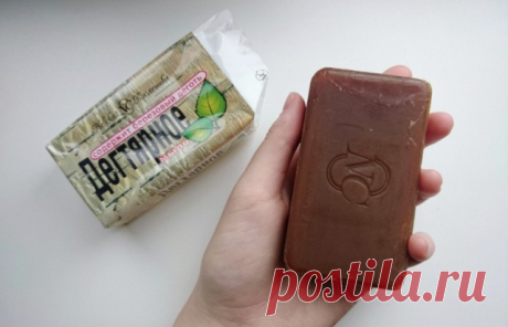 Дегтярное мыло — копеечное средство от десятка проблем! Вы должны знать ЭТИ свойства!
Этот поистине волшебный брусочек абсолютно натурального мыла (в его составе нет ни красителей, ни консервантов, ни даже парфюмерной отдушки) давно известен своими лечебными свойствами, поэтому он довольно успешно применяется в косметологии и даже «прописывается» врачами в качестве средства для лечения и профилактики некоторых заболеваний.