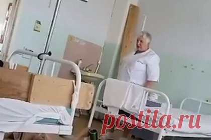 В России медработница сбросила неходячего пациента на пол и попала на видео. В Волгоградской области сотрудница травмпункта сбросила с кровати неходячего пациента и попала на видео. На кадрах видно, как она подходит к сидящему на кровати мужчине и ругает его. Затем она толкает россиянина, после чего потерявший равновесие мужчина падает на пол. Сотрудница никак не реагирует на это.