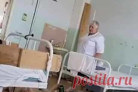 В России медработница сбросила неходячего пациента на пол и попала на видео. В Волгоградской области сотрудница травмпункта сбросила с кровати неходячего пациента и попала на видео. На кадрах видно, как она подходит к сидящему на кровати мужчине и ругает его. Затем она толкает россиянина, после чего потерявший равновесие мужчина падает на пол. Сотрудница никак не реагирует на это.