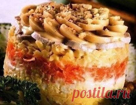 КУРОЧКА С ОРЕШКАМИ  **Варим курин/грудку 200г,  морковь 3шт, картофель 2шт, яйца 3шт, шампиньоны 100г. *На плоское блюдо слоями - половины порций: тертые морковь+сыр+яйцо+картофель, смазать майонезом.Сверху укладываем порезанные курин/мясо и грец/орехи. Далее слои: картофель+майонез+яйца+морковь+сыр, верх украшаем грибами и орехом. Ставим в холод на  8час, чтобы пропитался!