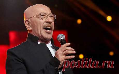 Розенбаум прокомментировал сообщения о своей госпитализации. Александр Розенбаум, комментируя сообщения о своей госпитализации, заявил, что «все в порядке», но предстоящее выступление в Братске пришлось перенести.