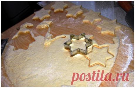 ПЫШКИ "ЛЮБАША" 

ИНГРЕДИЕНТЫ:
● 2 яйца
● 3-4 ст.л. сахара
● щепотка соли
● ваниль
● 1/2 ч.л. соды
● 3 ст.л. сметаны (с горкой)
● 1 ст. л . водки (необязательно).

ПРИГОТОВЛЕНИЕ:
1. Яйца взбить с сахаром, добавить щепотку соли, ваниль, гашенную соду, сметану и водку. Все хорошо смешать и добавить муки. 
2. Замесить мягкое, не прилипающее к рукам, тесто. Раскатать не тонко (чуть меньше см), вырезать формочкой для печенья пышки и испечь в раскаленном растительном масле. 
3. П...