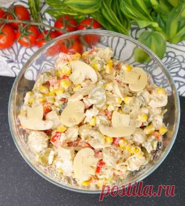 Салат "Невеста"
300 гр. копченой курицы
2 соленых огурца
70 гр. желтого сыра
1 маленький красный болгарский перец
маленькая банка консервированной кукурузы
1 маленькая банка маринованных грибов
небольшая луковицы
соль
перец
майонез