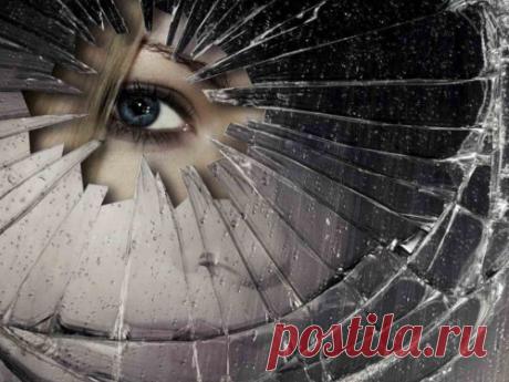 РАЗБИТОЕ ЗЕРКАЛО-Битая посуда, гнутые вилки, остановившиеся часы: чем опасны сломанные предметы в доме Сломанные предметы могут лишать удачи всех, кто живет в доме, наполненном такими вещами. Эксперты в области биоэнергетики рассказали, почему такие вещи опасны.