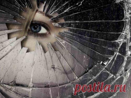 РАЗБИТОЕ ЗЕРКАЛО-Битая посуда, гнутые вилки, остановившиеся часы: чем опасны сломанные предметы в доме Сломанные предметы могут лишать удачи всех, кто живет в доме, наполненном такими вещами. Эксперты в области биоэнергетики рассказали, почему такие вещи опасны.