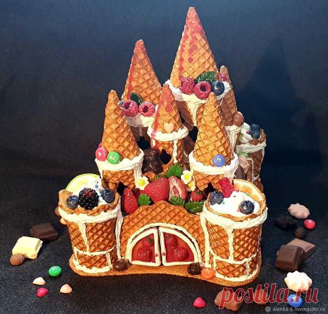 Вафельный замок из полимерной глины. Усыпан конфетами, шоколадками, мармеладками и ягодками. Имеет два отделения для гирлянд.