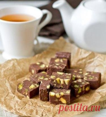 Очень простой десерт к чаю Очень простой десерт к чаю можно приготовить в домашних условиях всего из четырех ингредиентов. Делается этот десерт из шоколада, любых орешков (подойдут фисташки, кешью, миндаль, арахис или фундук, можно использовать смесь), вареного сгущенного молока и сливочного масла. 