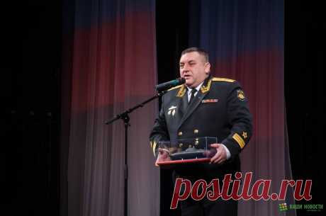 Затем зрителей приветствовал начальник Санкт-Петербургского Морского корпуса Петра Великого контр-адмирал Владимир Николаевич Соколов. Он приехал в Великий Новгород с памятным подарком