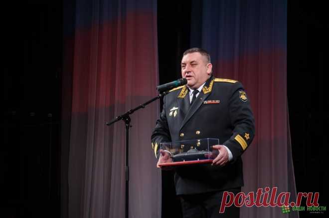Затем зрителей приветствовал начальник Санкт-Петербургского Морского корпуса Петра Великого контр-адмирал Владимир Николаевич Соколов. Он приехал в Великий Новгород с памятным подарком