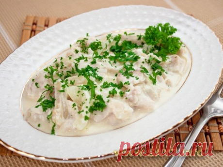 Рыба, тушенная с луком и сметаной