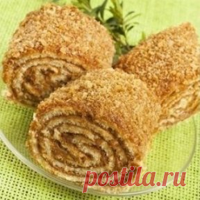 Ореховый рулет к чаю. Рецепт, который стоит записать! Пальчики оближешь!
.
Ингредиенты:
Для теста:
2 стакана муки
4 ст. ложки густой сметаны
50-100 грамм сливочного масла или маргарина
0, 5 стакана сахара
1 яйцо
¼ ч. л. соли
¼ ч. л. соды
.
Для начинки:
1 стакан грецких орехов
0,5 стакана сахара
2 ст. л. меда
1/8 ч. л. корицы
.
Приготовление:
Соединить все ингредиенты для теста и замесить сладкое тесто.Раскатать 
тесто в пласт, оставляя 1 край слегка толще другого.Тонкий край пласта 
смазать м