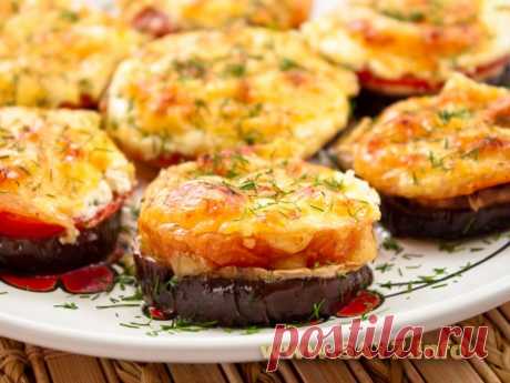 Баклажаны, запеченные с помидорами и грибами
