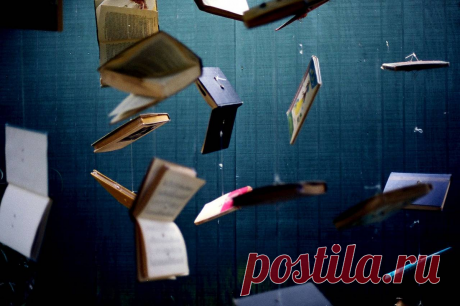 Приметы подскажут: что означают падающие на пол или землю различные предметы