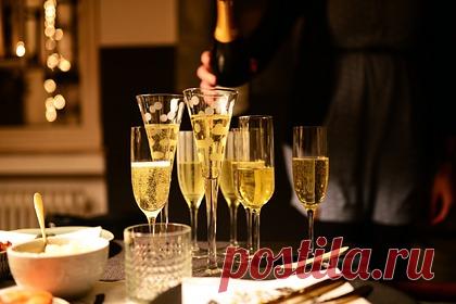 Россиянам назвали лучшее шампанское на Новый год. Преподаватель Школы вина «Энотрия» и креативный директор журнала Simple Wine News Дмитрий Мережко рассказал россиянам, как правильно выбрать лучшее шампанское на Новый год. Для этого необходимо учитывать некоторые факторы. Так, в суперэконом-сегменте в ценовом диапазоне до 300 рублей продают шипучие винные напитки.