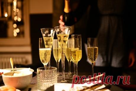Россиянам назвали лучшее шампанское на Новый год. Преподаватель Школы вина «Энотрия» и креативный директор журнала Simple Wine News Дмитрий Мережко рассказал россиянам, как правильно выбрать лучшее шампанское на Новый год. Для этого необходимо учитывать некоторые факторы. Так, в суперэконом-сегменте в ценовом диапазоне до 300 рублей продают шипучие винные напитки.