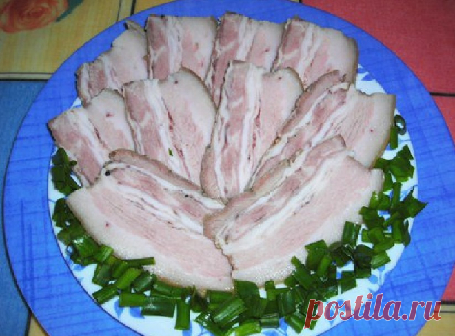 Свиная грудинка в пакетах Вкусная и ароматная свиная грудинка в пакетах, приготовленная в домашних условиях, станет прекрасным вариантом холодной закуски. Такая закуска идеально впишется в любой праздничный стол. Делается блюдо достаточно долго, но оно того стоит!