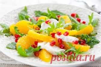 Салат из апельсина, граната и сыра фета с рукколой.