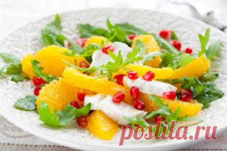 Салат из апельсина, граната и сыра фета с рукколой.
