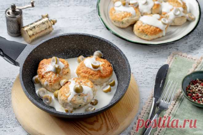 Куриные котлеты с солёными огурцами и сливочным соусом Необычный, но очень вкусный рецепт котлет, которые готовятся не сложнее классических.  Огурчики придают котлетам нотку пикантности, а сливочный соус делает их нежнее.

Эти котлеты обязательно оценит вся семья и особенно мужчины.

Приблизительная стоимость готового блюда - 45 000 сум.*

*стоимо
