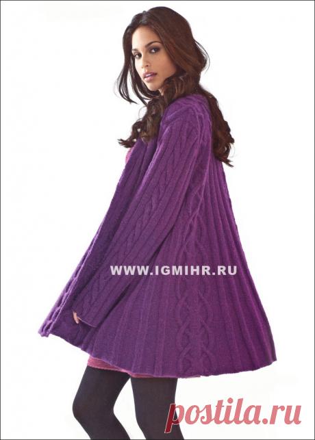 Короткое фиолетовое пальто с косами и резинкой. Спицы