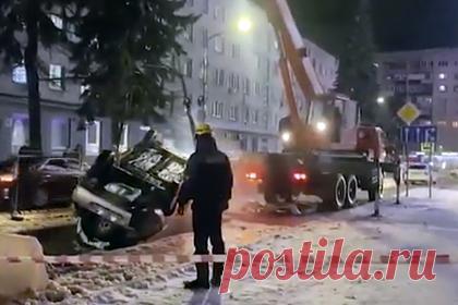 Машина в российском городе провалилась в вырытую коммунальщиками яму. В городе Курске в яму вместе с водителем провалился автомобиль. Углубление в дороге вырыли коммунальные службы для ремонта теплосетей, сообщает РЕН ТВ. Инцидент произошел на улице Павлова. Автомобиль «ВАЗ-2110» упал в дорожную яму и во время падения перевернулся на крышу.