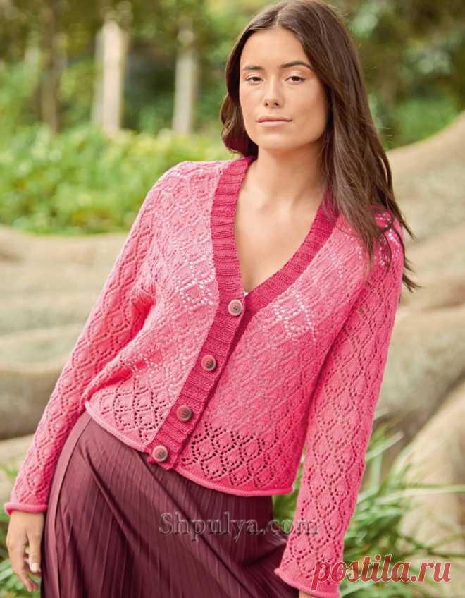 Несмотря на жаркий сезон, ночи могут быть прохладными, и тогда пригодится хлопковый кардиган с воздушным ромбовидным узором и контрастными планками. Он не только согреет, но и станет заметным акцентом, даже если его просто накинуть на плечи.